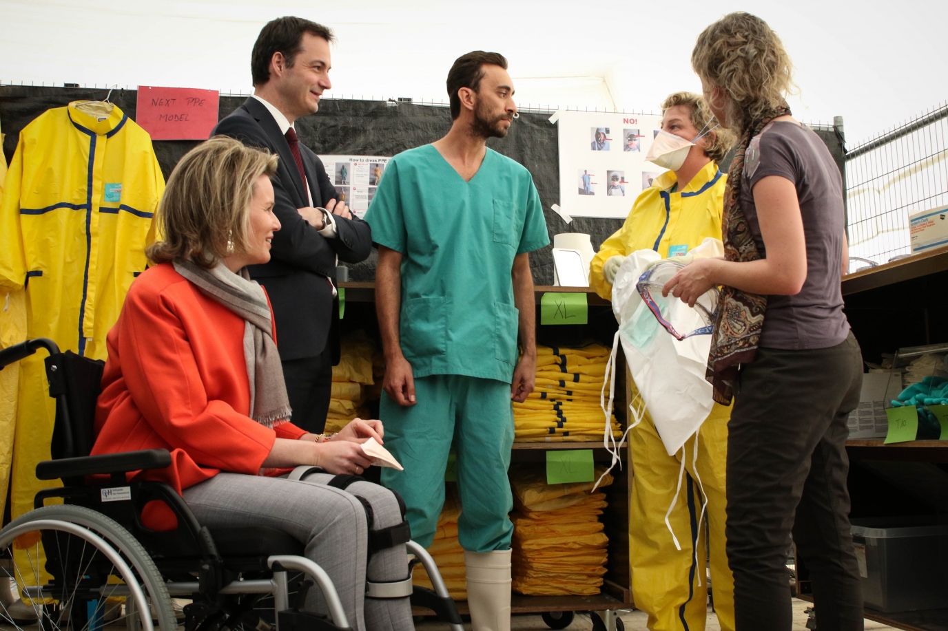 Koningin Mathilde en Alexander De Croo bezoeken het ebola-trainingscentrum van AZG in Brussel. 