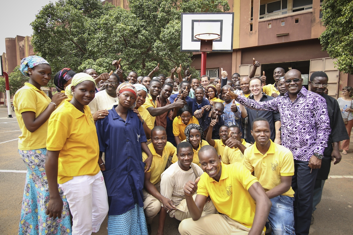 Minister De Croo op bezoek bij een onderwijsproject van Via Don Bosco in Bamako (Mali), juni 2016