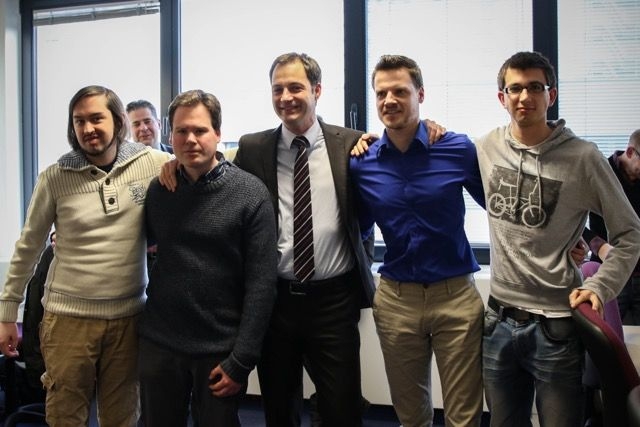 Alexander De Croo ontmoet test engineers van Passwerk. 