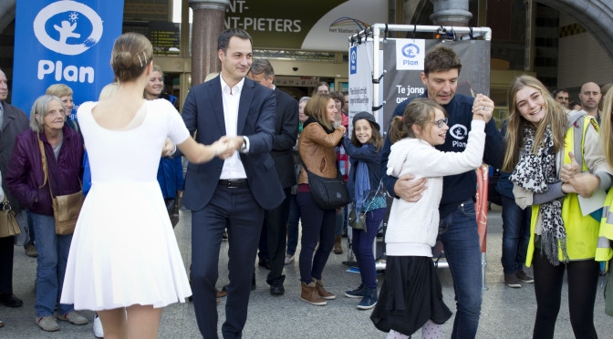 Alexander De Croo danst op de internationale Dag van het Meisje