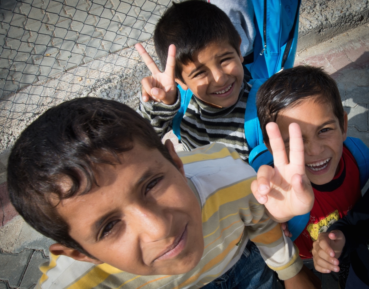 Enfants syriens dans un camp de réfugiés à la frontière turco-syrienne.