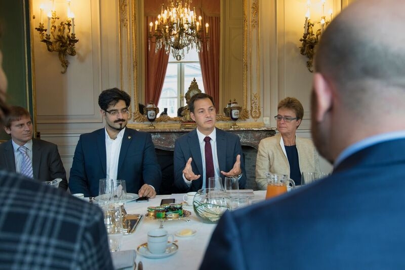 Alexander De Croo évoque le futur numérique de la Belgique avec la Singularity University, des chefs d’entreprise et le Premier ministre