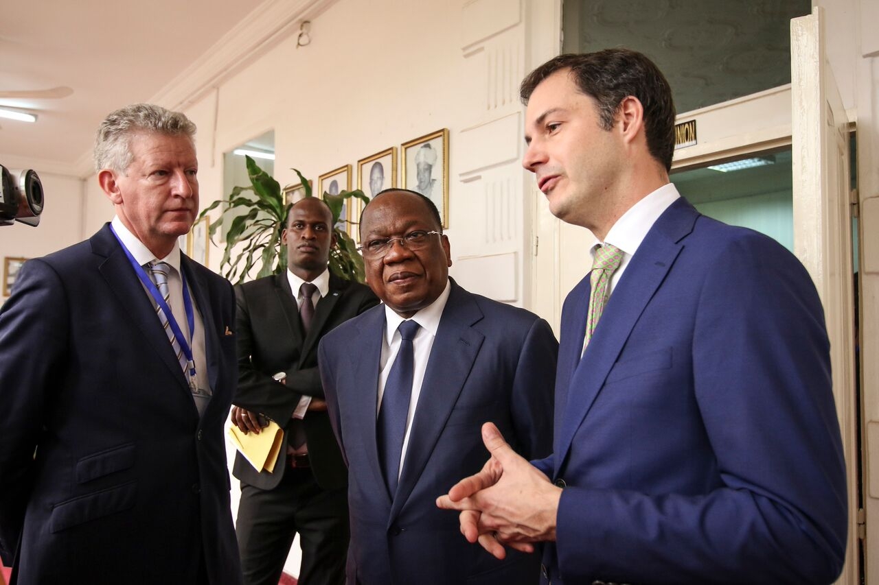 Le vice-Premier ministre Alexander De Croo et le Secrétaire d’État au Commerce extérieur Pieter De Crem avec le ministre des Affaires étrangères de Guinée, François Lonsény Fall