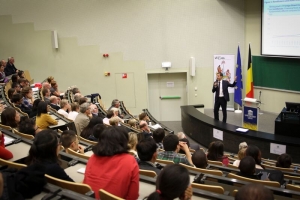 Minister De Croo legt visie op ontwikkelingslanden uit aan studenten uit zeventigtal landen