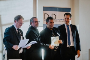 Alexander De Croo hands out three awards “Digital for Development”.