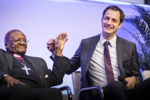 Alexander De Croo en Desmond Tutu huldigen mobiele ICT-klas in tijdens tiende verjaardag Close The Gap