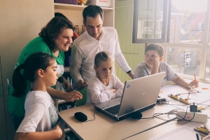 Alexander De Croo helpt leerlingen robots bouwen tijdens de Europese Code Week