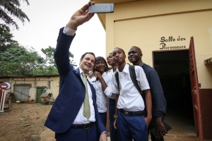 Le ministre De Croo prend un selfie avec des élèves de l’Institut Ste Marie à Conakry (Guinée)