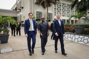 Le vice-Premier ministre Alexander De Croo et le Secrétaire d’État au Commerce extérieur Pieter De Crem avec le ministre des Affaires étrangères de Guinée, François Lonsény Fall