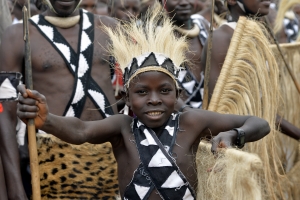 Traditionele danser tijdens de inhuldiging van het project "Pavage" in Kirundo, Burundi