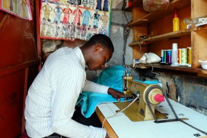 Bezoek aan een naaiatelier in Kigali, Rwanda 