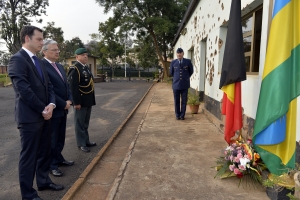 Vicepremier Alexander De Croo en Vicepremier Didier Reynders tijdens een ceremonie in Camp Kigali, waar 10 Belgische soldaten werden vermoord in 1994.