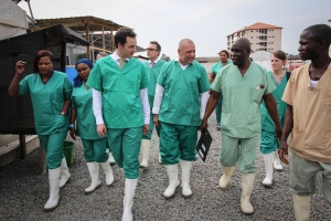 Visite du centre de traitement Ebola dirigé par Médecins sans Frontières dans la capitale guinéenne Conakry