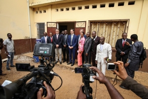 Le ministre De Croo avec des représentants de la société pharmaceutique GSK après une séance d’information sur la vaccination à l’Institut Ste Marie dans la capitale guinéenne Conakry