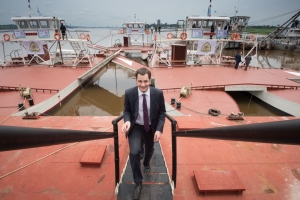 Le vice-Premier ministre et ministre de la Coopération au développement Alexander De Croo lors de l’inauguration à Kinshasa de trois bacs fluviaux de construction belge.