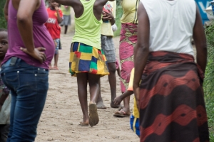 Le vice-Premier ministre et ministre de la Coopération au développement Alexander De Croo visite un projet d’approvisonnement en eau à Kimbanseke dans les environs de Kinshasa, où des femmes et des filles vont chercher de l’eau.