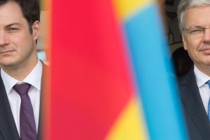 Les vice-Premiers ministres De Croo et Reynders avec le drapeau congolais