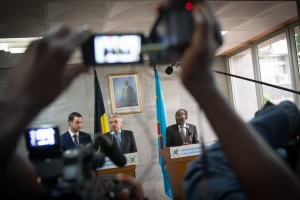 Le vice-Premier ministre et ministre de la Coopération au développement Alexander De Croo, le vice-Premier ministre et ministre des Affaires étrangères Didier Reynders et le ministre congolais des Affaires étrangères Raymond Tshibanda s’adressent à la presse.