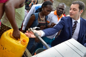 Le vice-Premier ministre et ministre de la Coopération au développement Alexander De Croo visite un projet d’approvisonnement en eau à Kimbanseke dans les environs de Kinshasa.