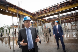 Le vice-Premier ministres De Croo et Reynders visitent le chantier de la nouvelle ambassade belge à Kinshasa.