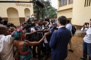 Le ministre De Croo avec la presse guinéenne après une séance d’information sur la vaccination à l’Institut Ste Marie dans la capitale guinéenne Conakry