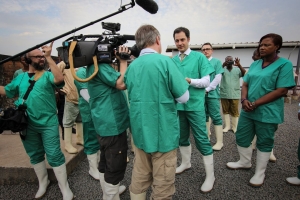 Visite du centre de traitement Ebola dirigé par Médecins sans Frontières dans la capitale guinéenne Conakry